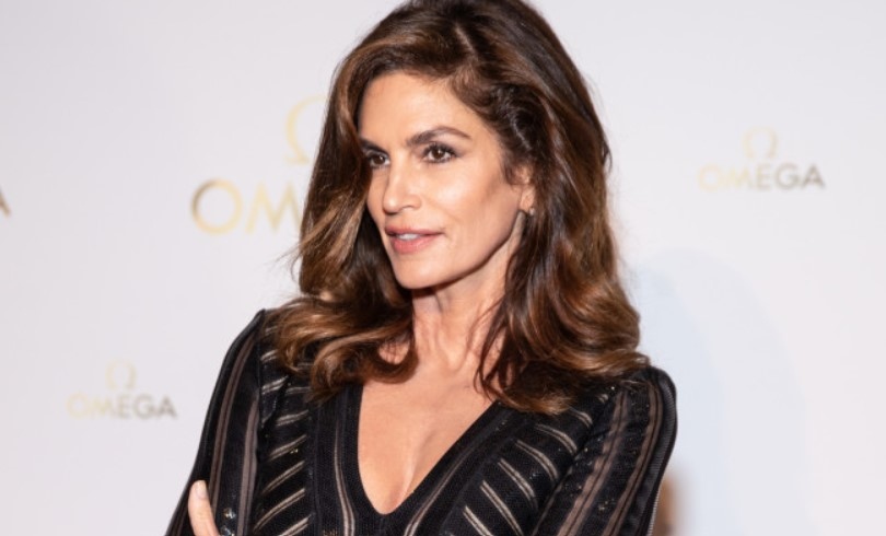 Синди Крауфорд демонстрира стахотно стегнато дупе и безкрайни крака докато